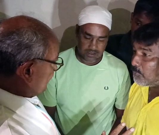 पुलिस को नजर नहीं आया फरार आरोपी, पूरे समय दिग्विजय सिंह के साथ दिखा ,दिग्विजय सिंह के बगल में बैठकर इमरान ने दी मक्सी के साम्प्रदायिक झगड़े की जानकारी The police did not see the absconding accused, he was with Digvijay Singh the whole time