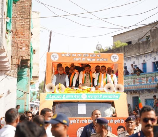 विजयपुर में भाजपा शक्ति प्रदर्शन: मुख्यमंत्री डॉ. मोहन यादव, प्रदेश अध्यक्ष विष्णुदत्त शर्मा और विधानसभा अध्यक्ष नरेन्द्र सिंह तोमर ने किया रोड शो, रामनिवास रावत के नामांकन के बाद जनसभा को किया संबोधित