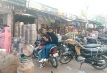 अम्बेडकर मार्केट में दुकानदारों ने गैलरी में स्थाई कब्जा कर सड़क पर किया अतिक्रमण