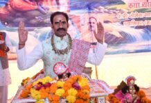 सात दिन तक अंगुली पर गोवर्धन पर्वत उठा भगवान कृष्ण ने तोड़ा इंद्र का घमंड