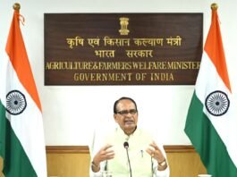 फसल बीमा क्लेम में किसानों की शिकायतों पर केंद्रीय मंत्री शिवराज सिंह सख्त, दिल्ली पहुंचते ही ली हाईलेवल मीटिंग केंद्रीय मंत्री शिवराज सिंह ने बैठक में महाराष्ट्र के किसानों को वर्चुअल जोड़कर गहराई से सुनी उनकी बात