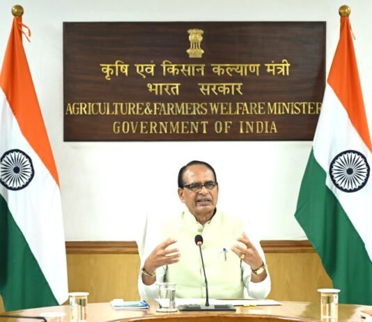 फसल बीमा क्लेम में किसानों की शिकायतों पर केंद्रीय मंत्री शिवराज सिंह सख्त, दिल्ली पहुंचते ही ली हाईलेवल मीटिंग केंद्रीय मंत्री शिवराज सिंह ने बैठक में महाराष्ट्र के किसानों को वर्चुअल जोड़कर गहराई से सुनी उनकी बात