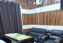 गौ माता की मौत पर फूटा आक्रोश: जिंदा गाय की पुकार नहीं सुनी, मृत गाय को CMO के चेंबर में रखकर गौ सेवकों का प्रदर्शन!