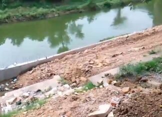 विश्वनाथ घाट के निर्माण पर उठे सवाल, 15 फीट ऊंची दीवार से नदी तक पहुंचने का रास्ता बंद