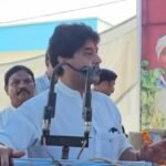 जनता ने रखी सड़क की मांग, सिंधिया ने मंच से ही कर दिया 3 करोड़ का ऐलान