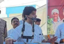 जनता ने रखी सड़क की मांग, सिंधिया ने मंच से ही कर दिया 3 करोड़ का ऐलान