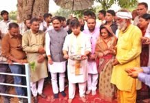 गुना में कुनो उद्गम स्थल कंजा पर सिंधिया ने कार्यकर्ताओं के साथ की ‘टिफिन बैठक’, आत्मीयता के साथ किया संवाद