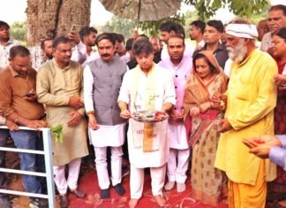 गुना में कुनो उद्गम स्थल कंजा पर सिंधिया ने कार्यकर्ताओं के साथ की ‘टिफिन बैठक’, आत्मीयता के साथ किया संवाद
