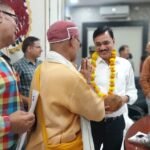 जनसुनवाई में समस्याओं के समाधान से बढ़ा भरोसा, आवेदकों ने कमिश्नर शीलेंद्र सिंह को माला पहनाकर किया सम्मानित