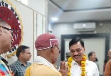 जनसुनवाई में समस्याओं के समाधान से बढ़ा भरोसा, आवेदकों ने कमिश्नर शीलेंद्र सिंह को माला पहनाकर किया सम्मानित