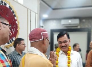 जनसुनवाई में समस्याओं के समाधान से बढ़ा भरोसा, आवेदकों ने कमिश्नर शीलेंद्र सिंह को माला पहनाकर किया सम्मानित
